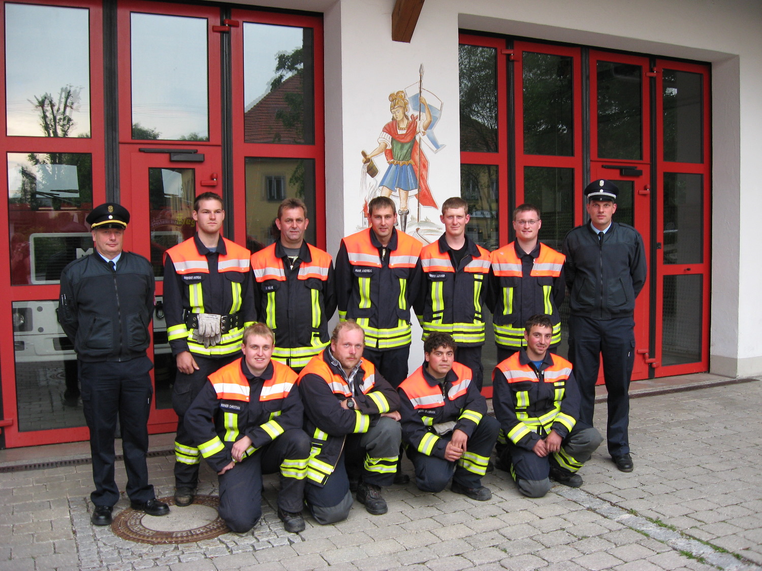 Die neuen Sprechfunker der Feuerwehr Roßhaupten mit Prüfer und Ausbilder